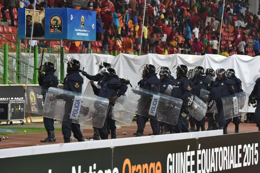 L&#39;intervento della polizia allo stadio di Malabo. La gara è ripresa dopo quasi 40 minuti: degli otto minuti restanti, ne sono stati giocati solo 3. Afp